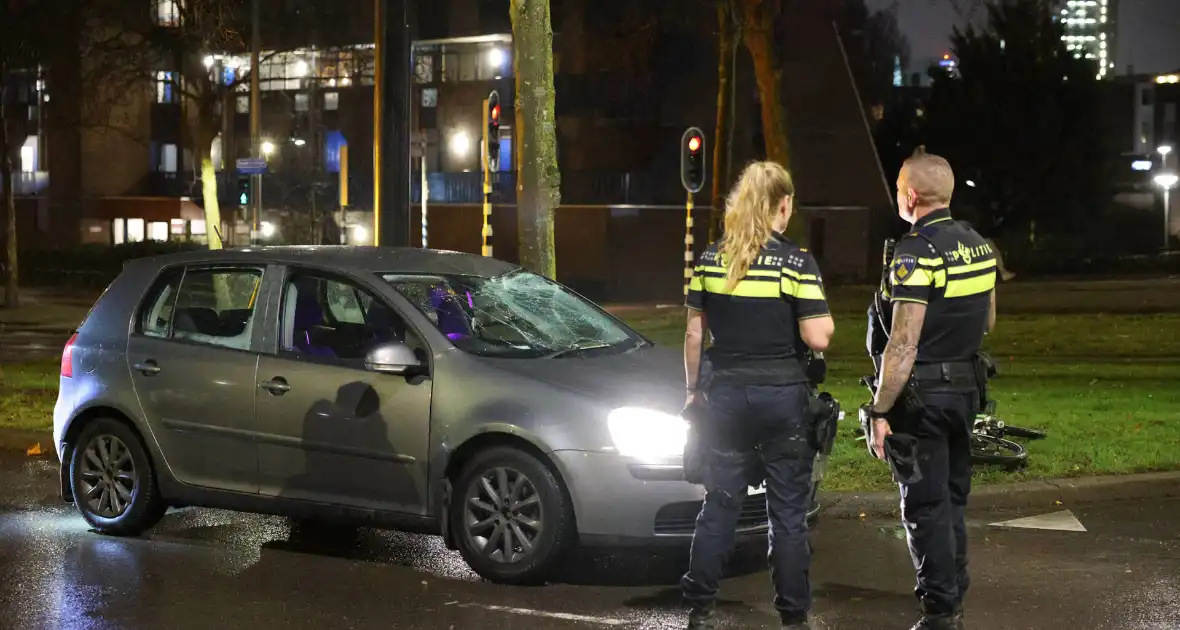 Fietser vliegt door rood bij Pompenburg en verliest tanden na harde botsing - Foto 16
