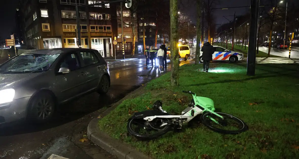 Fietser vliegt door rood bij Pompenburg en verliest tanden na harde botsing - Foto 18