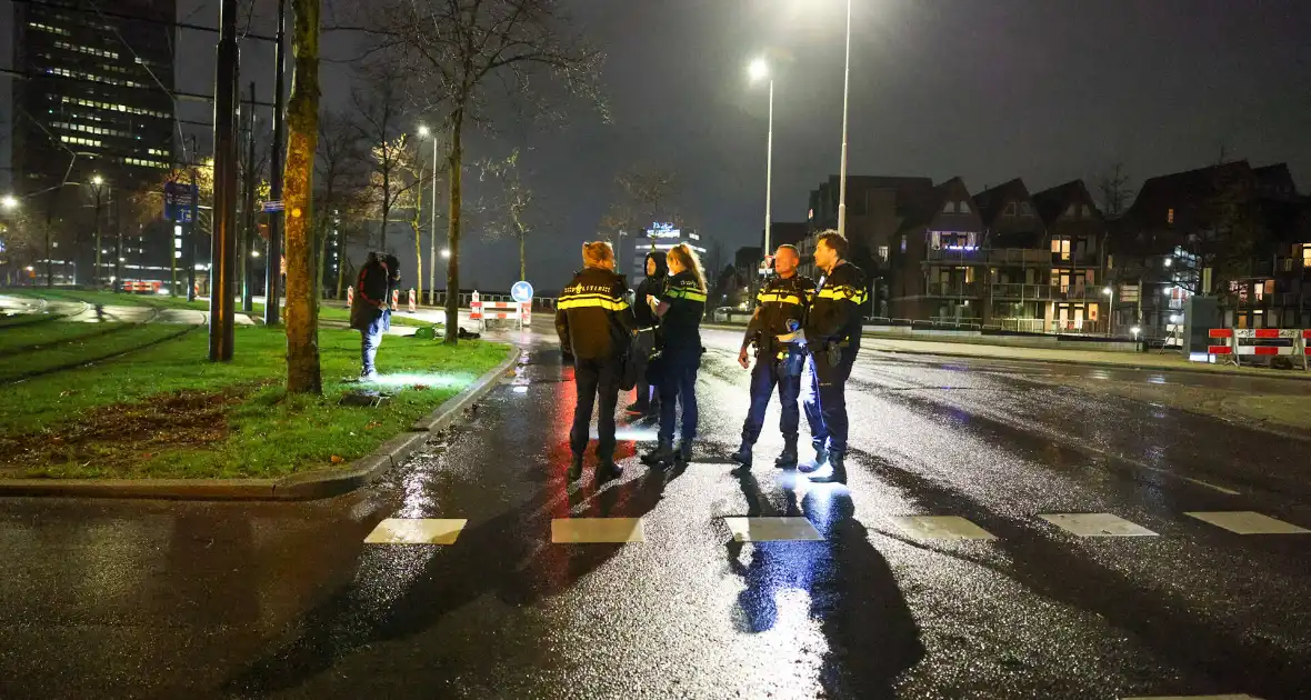 Fietser vliegt door rood bij Pompenburg en verliest tanden na harde botsing - Foto 19