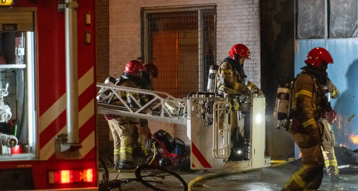 Brand in bedrijfspand leidt tot rookontwikkeling - Foto 4