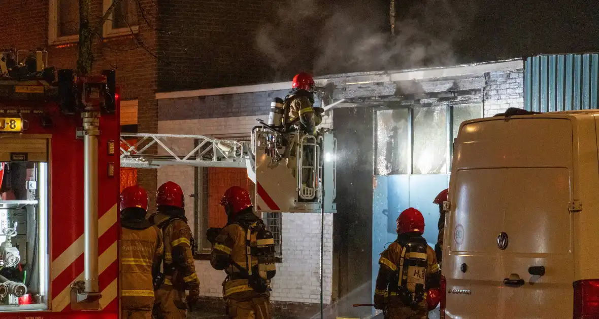 Brand in bedrijfspand leidt tot rookontwikkeling - Foto 6