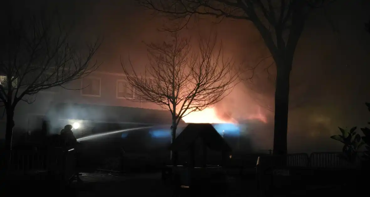 Meerdere schuurbranden met explosies in Katwijk - Foto 4