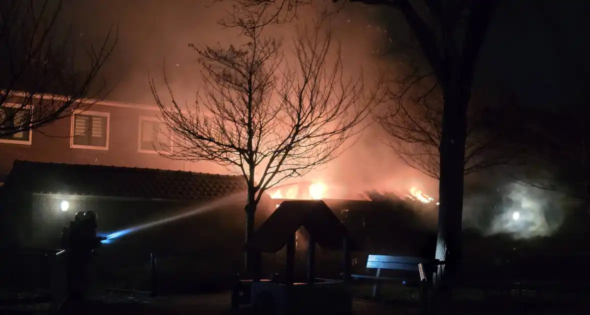 Meerdere schuurbranden met explosies in Katwijk - Foto 6