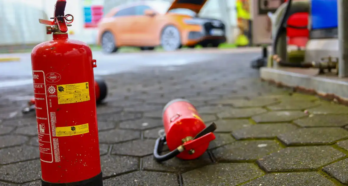 Brand in Duitse auto op tankstation - Foto 1