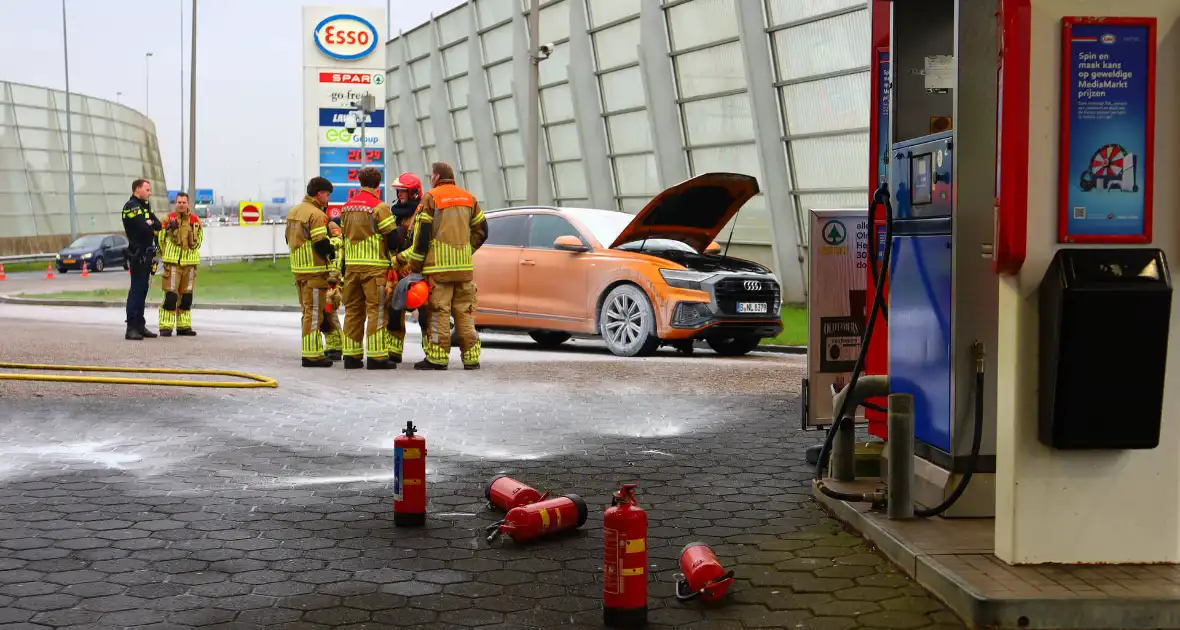 Brand in Duitse auto op tankstation - Foto 2