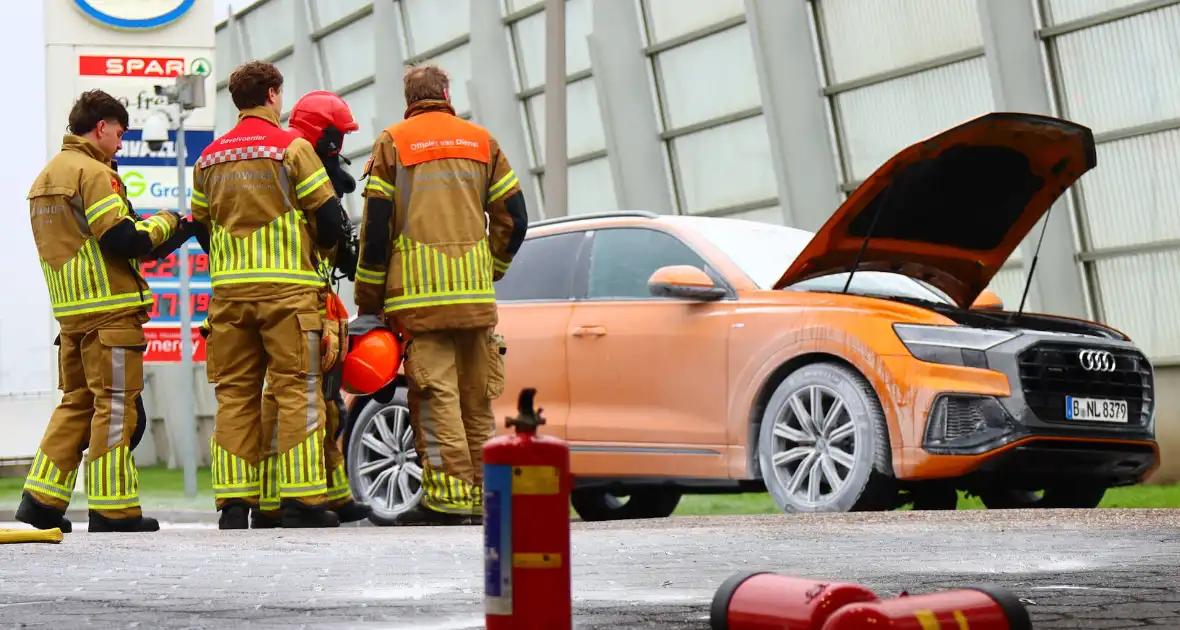 Brand in Duitse auto op tankstation - Foto 3