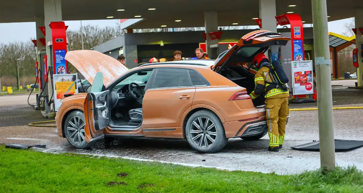 Brand in Duitse auto op tankstation - Foto 4