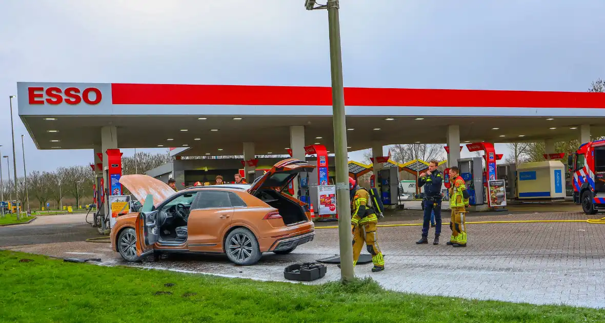 Brand in Duitse auto op tankstation - Foto 5