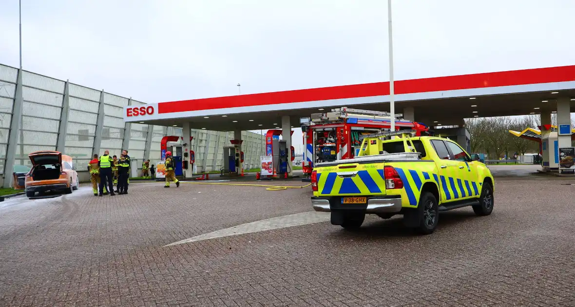 Brand in Duitse auto op tankstation - Foto 6