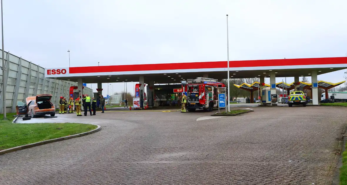 Brand in Duitse auto op tankstation - Foto 7
