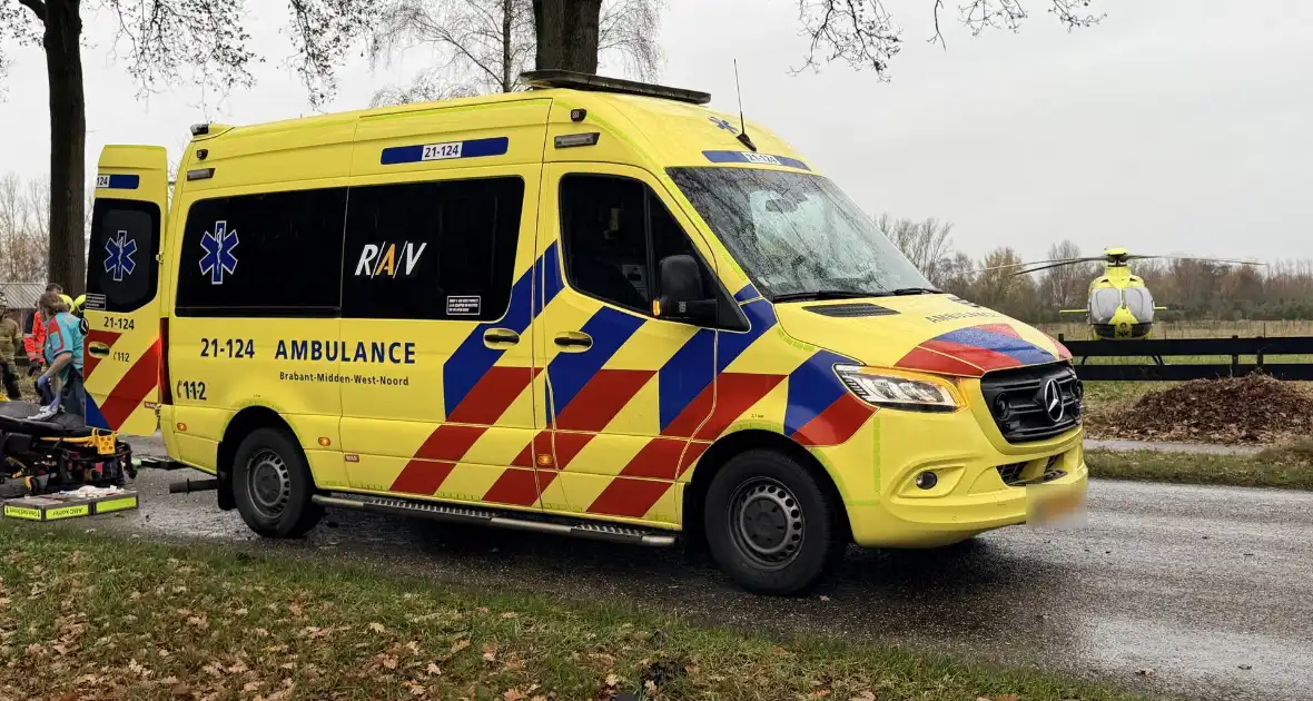 Auto botst op boom en bestuurder raakt bekneld