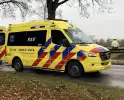 Auto botst op boom en bestuurder raakt bekneld