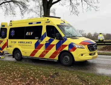 Auto botst op boom en bestuurder raakt bekneld