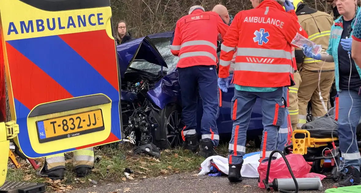 Auto botst op boom en bestuurder raakt bekneld - Foto 1