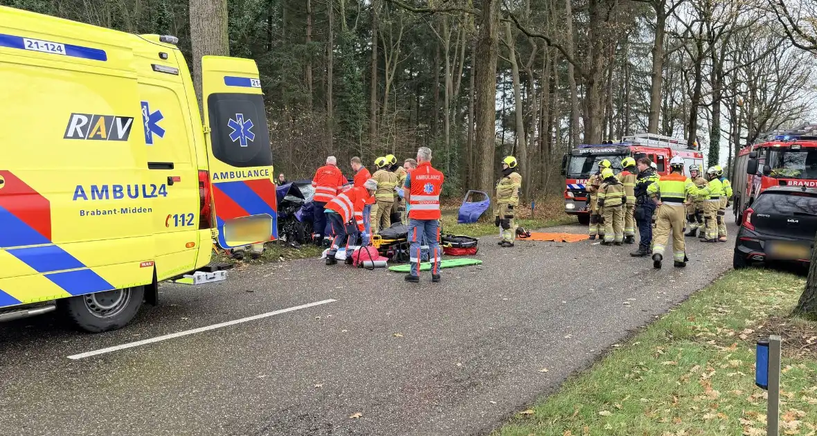 Auto botst op boom en bestuurder raakt bekneld - Foto 2