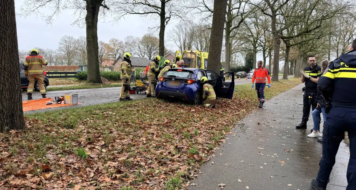 Auto botst op boom en bestuurder raakt bekneld - Foto 3
