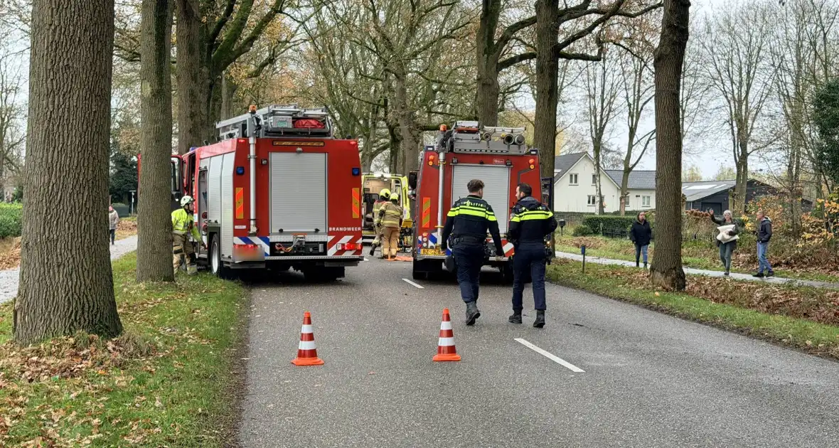 Auto botst op boom en bestuurder raakt bekneld - Foto 4