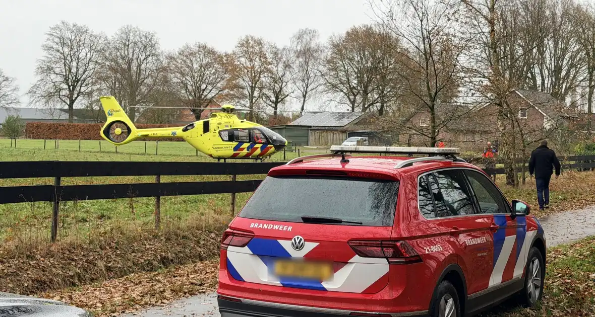 Auto botst op boom en bestuurder raakt bekneld - Foto 5