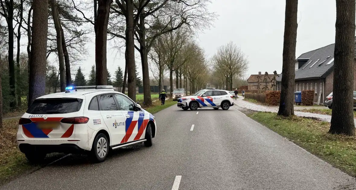 Auto botst op boom en bestuurder raakt bekneld - Foto 6