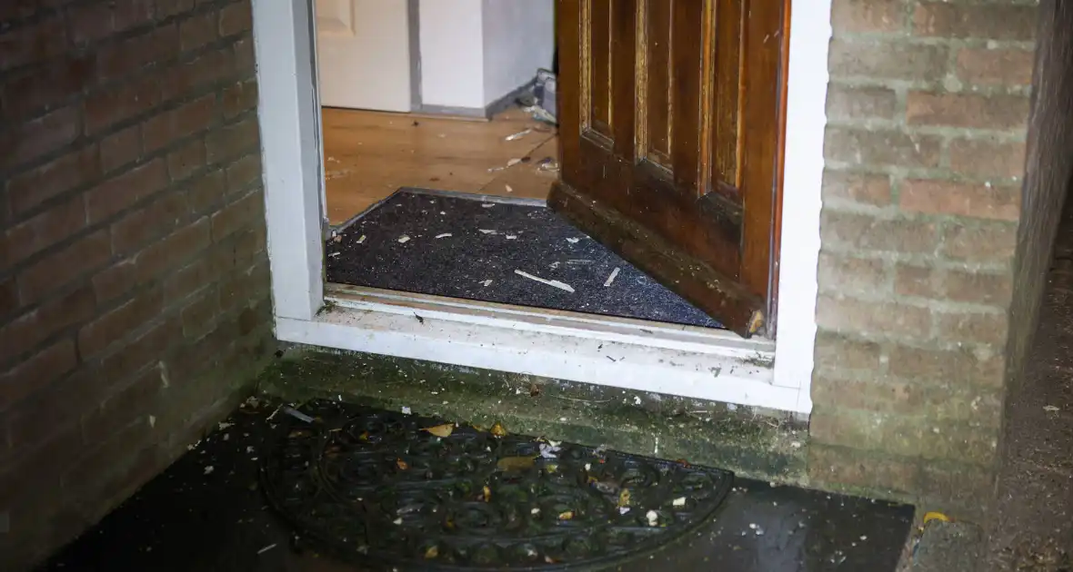 Explosie bij voordeur veroorzaakt schade - Foto 10