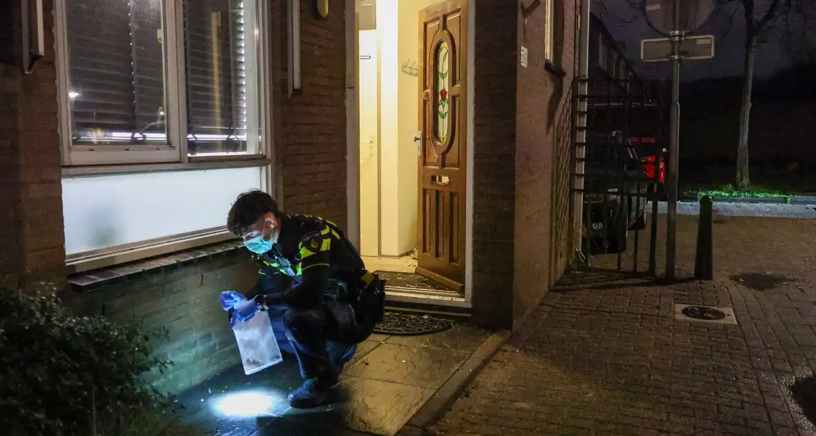 Explosie bij voordeur veroorzaakt schade - Foto 11