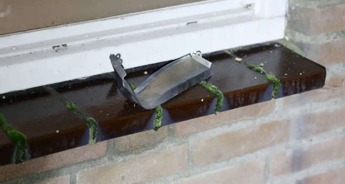 Explosie bij voordeur veroorzaakt schade - Foto 14