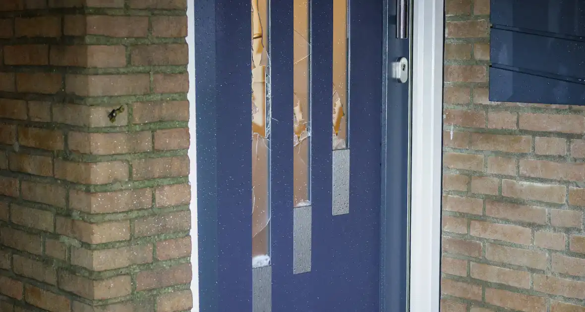 Explosie bij voordeur veroorzaakt schade - Foto 15