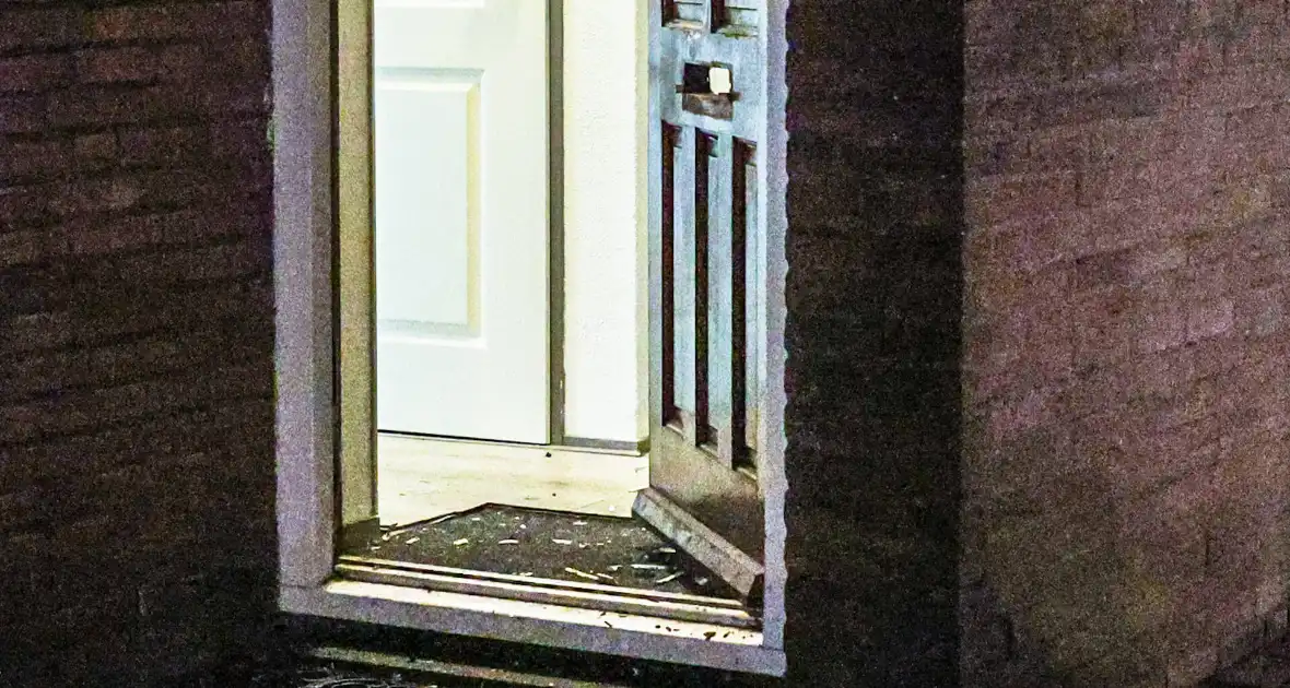 Explosie bij voordeur veroorzaakt schade - Foto 16