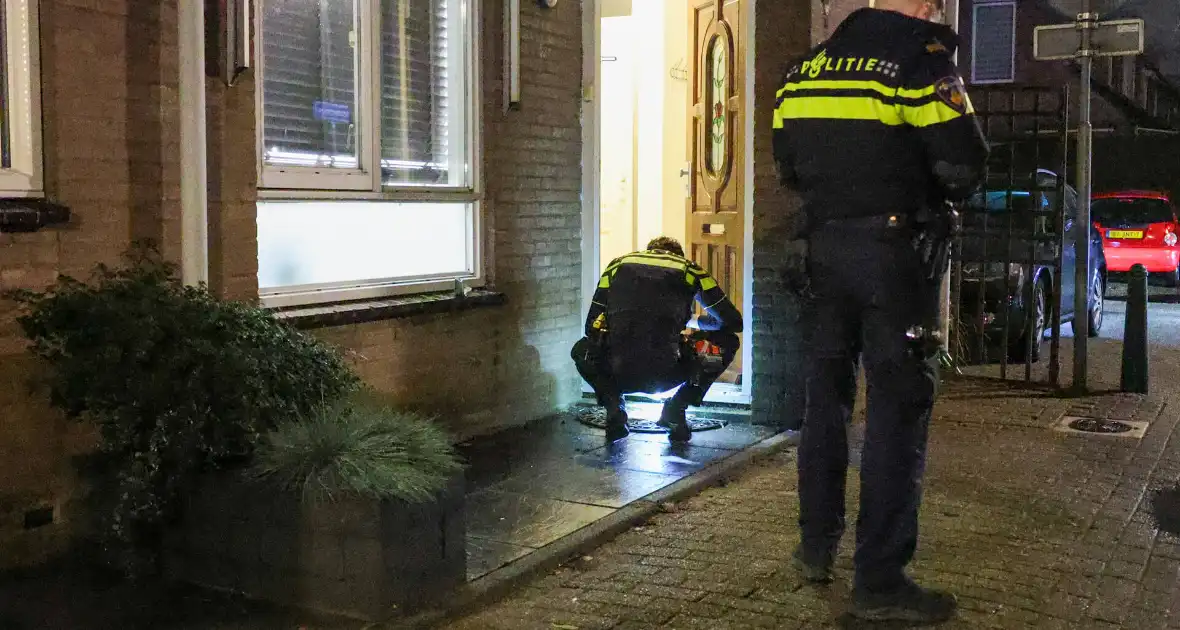 Explosie bij voordeur veroorzaakt schade - Foto 17