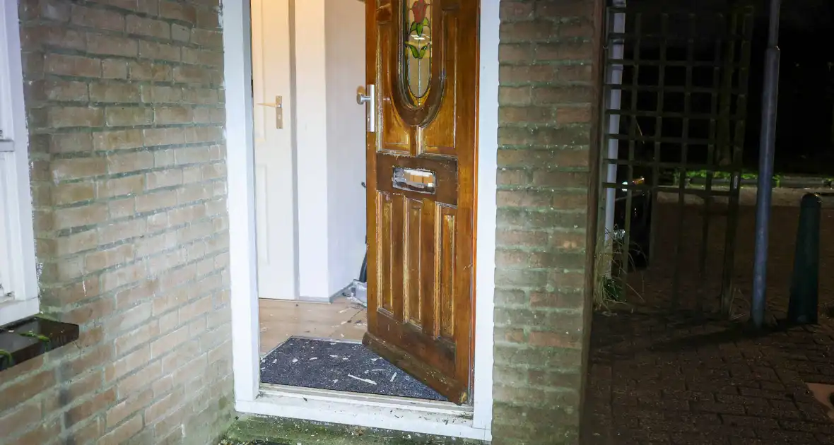 Explosie bij voordeur veroorzaakt schade - Foto 3