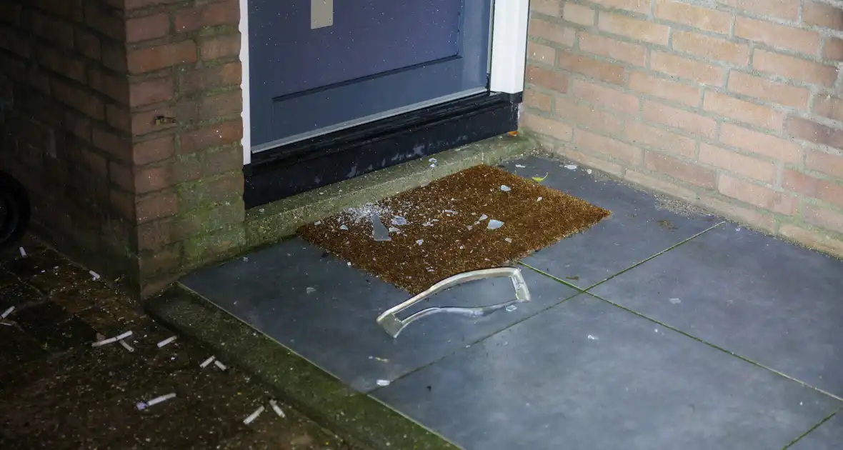 Explosie bij voordeur veroorzaakt schade - Foto 5