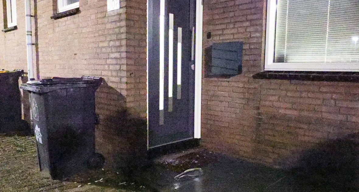 Explosie bij voordeur veroorzaakt schade - Foto 6