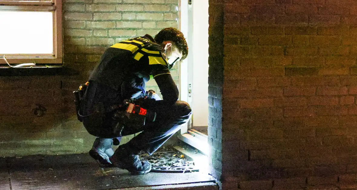 Explosie bij voordeur veroorzaakt schade - Foto 7