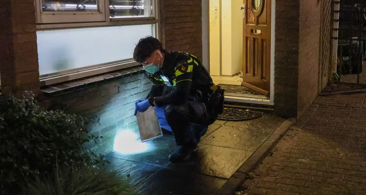 Explosie bij voordeur veroorzaakt schade - Foto 8