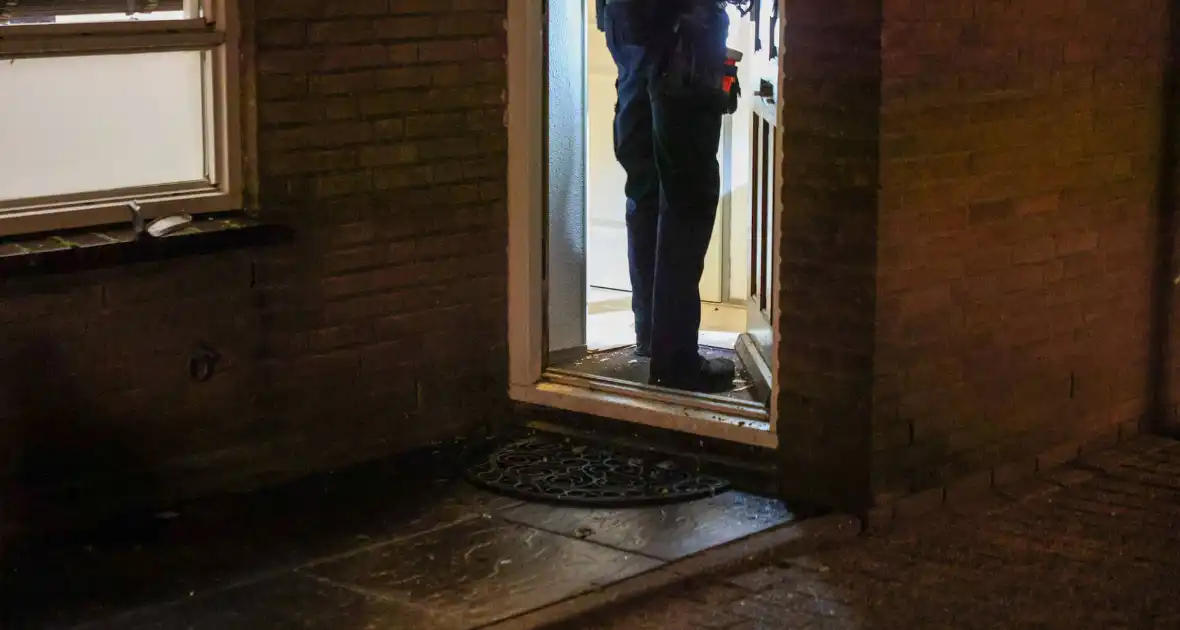 Explosie bij voordeur veroorzaakt schade - Foto 9