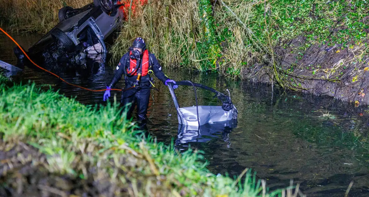 Auto te water tijdens ongeval met vier inzittenden - Foto 1