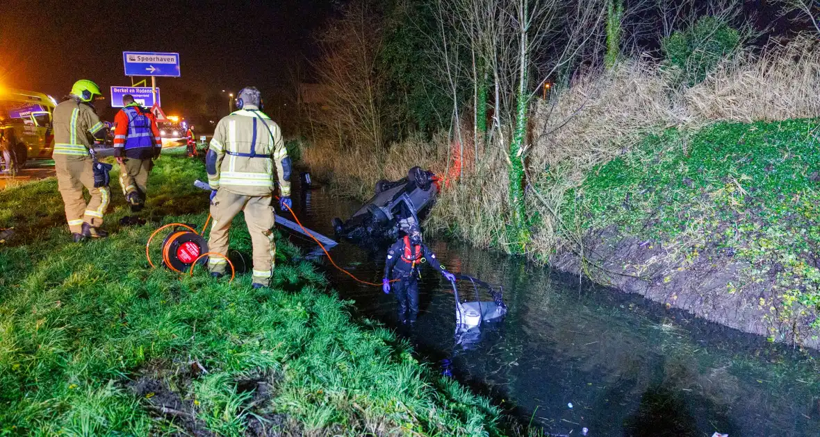 Auto te water tijdens ongeval met vier inzittenden - Foto 10