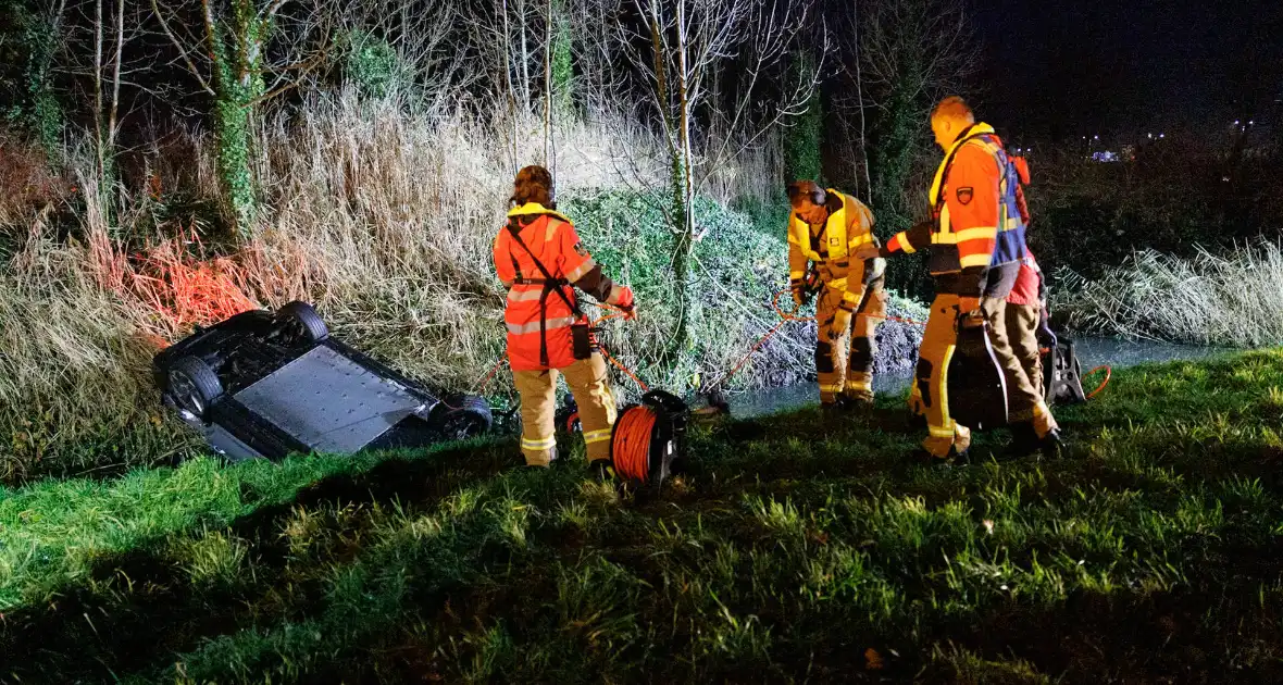Auto te water tijdens ongeval met vier inzittenden - Foto 3