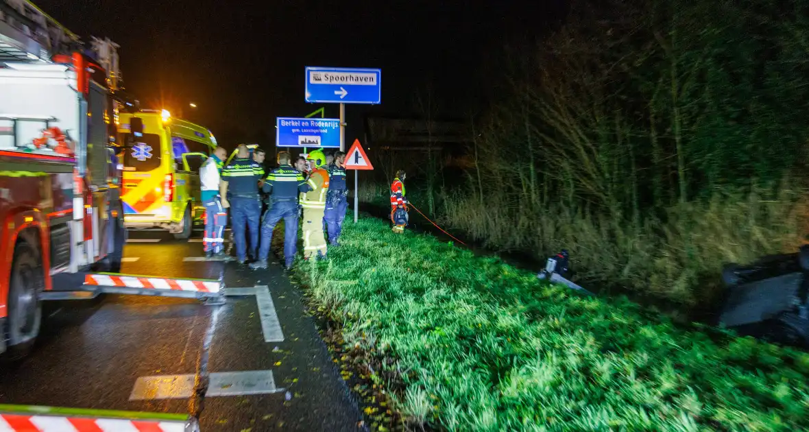Auto te water tijdens ongeval met vier inzittenden - Foto 4