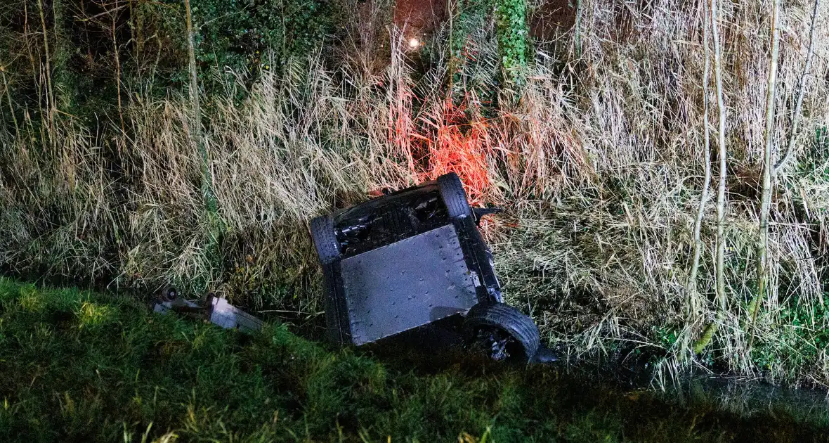 Auto te water tijdens ongeval met vier inzittenden - Foto 5
