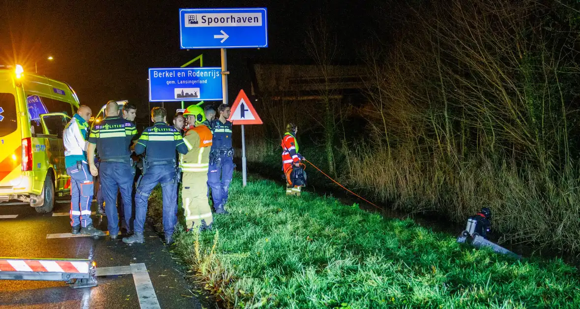 Auto te water tijdens ongeval met vier inzittenden - Foto 7