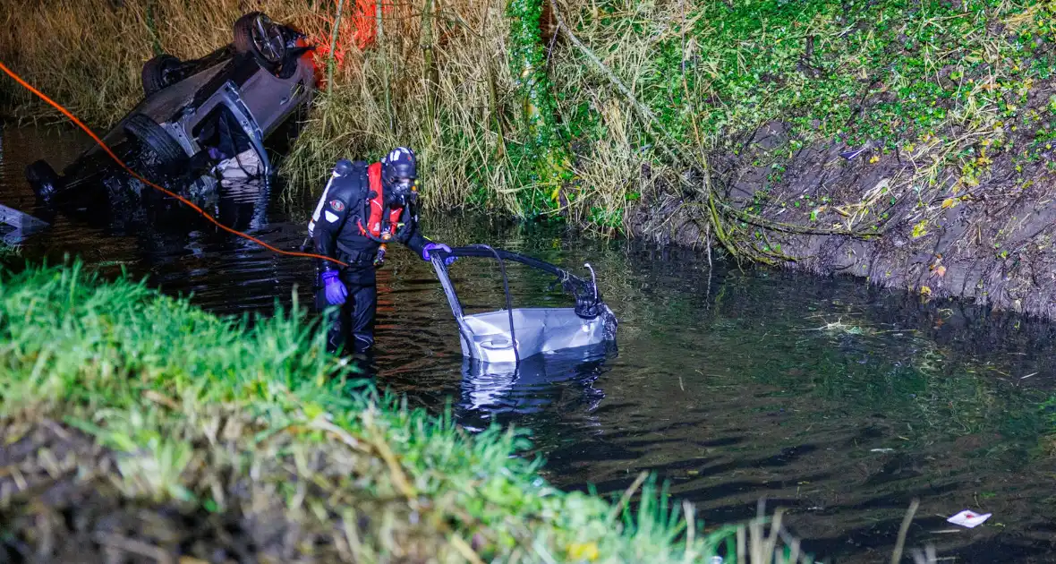 Auto te water tijdens ongeval met vier inzittenden - Foto 9