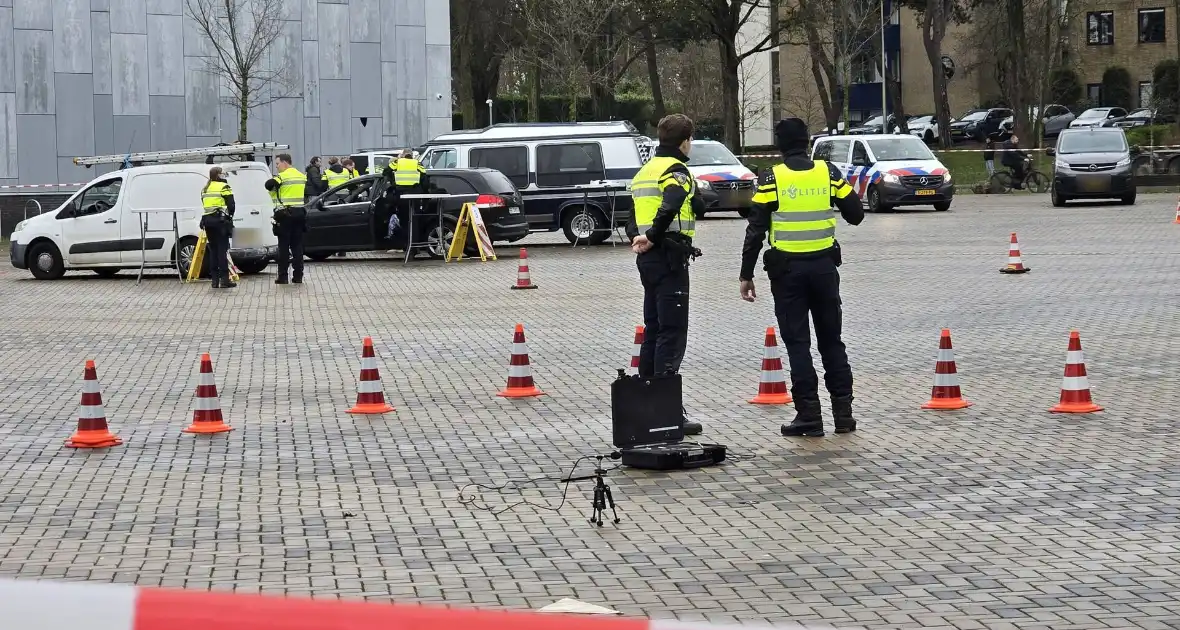 Inspectie van voertuigen tijdens politiecontrole - Foto 1