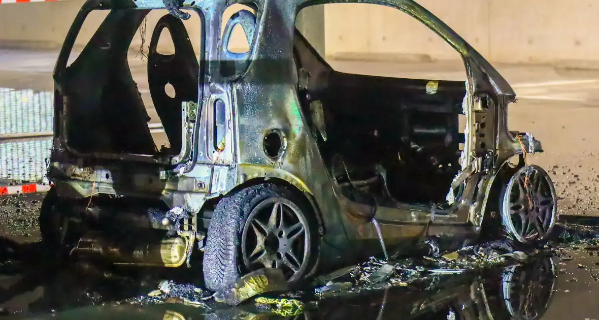 Brand in parkeergarage door elektrisch autootje - Foto 3
