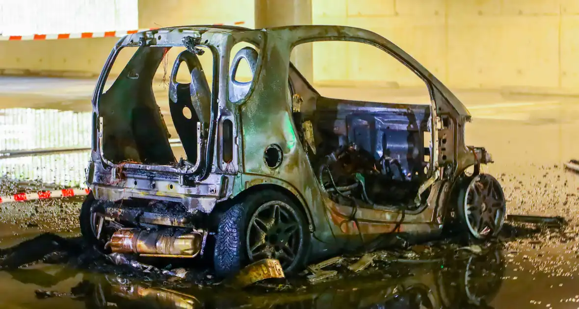 Brand in parkeergarage door elektrisch autootje - Foto 4