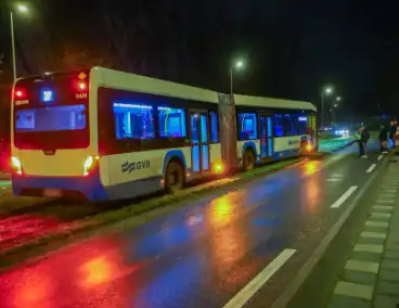 Vervangende bus raakt vast in natte berm