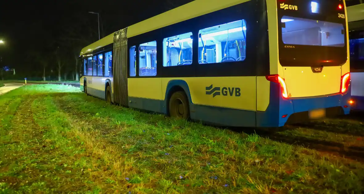 Vervangende bus raakt vast in natte berm - Foto 3