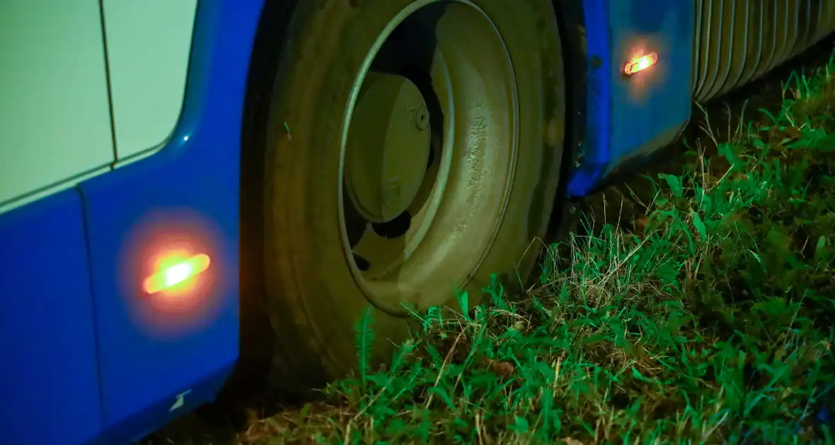 Vervangende bus raakt vast in natte berm - Foto 4