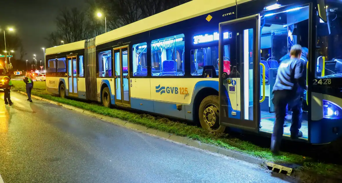 Vervangende bus raakt vast in natte berm - Foto 5