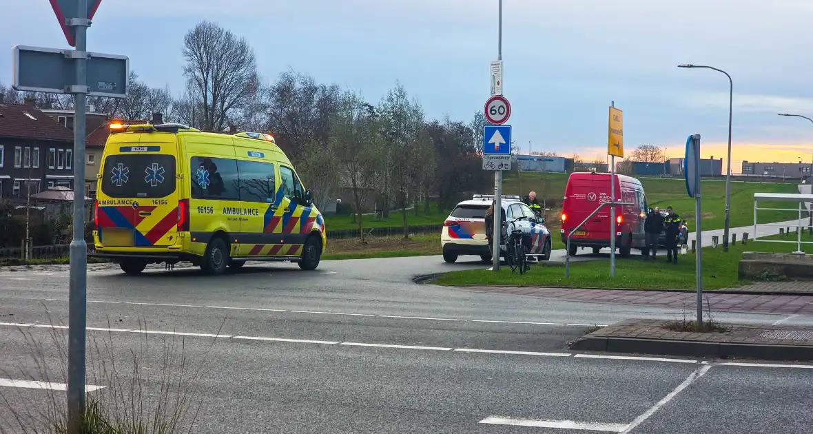 Fietster gewond bij aanrijding met bestelbus